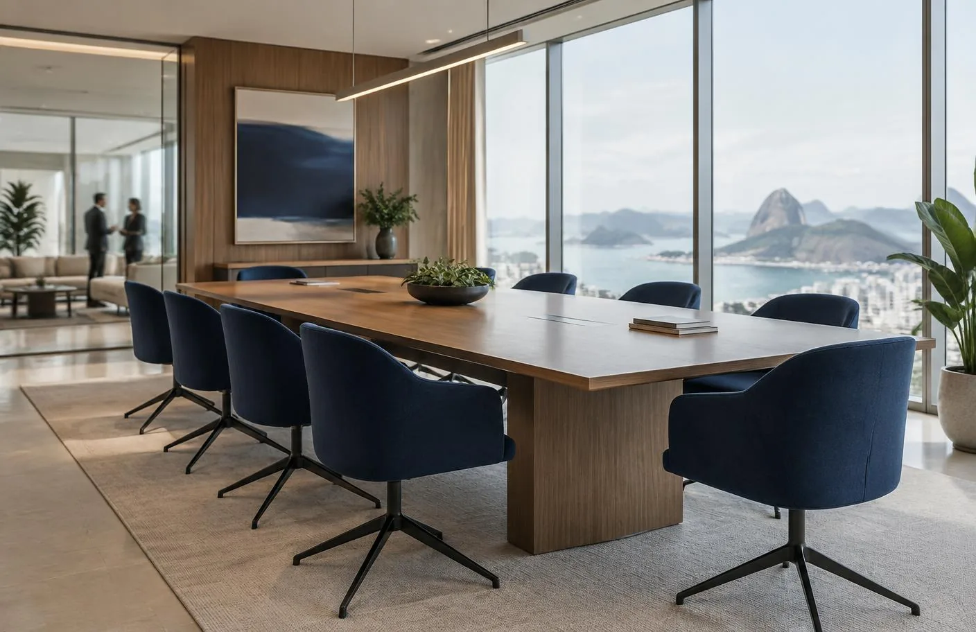 Ambiente de reunião corporativa com mesa e cadeiras azul-marinho